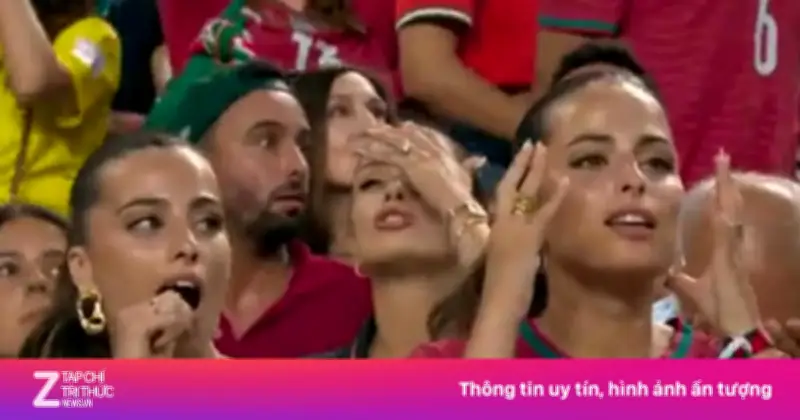 Cặp chị em song sinh gây sốt trên khán đài trận Bồ Đào Nha - Colombia