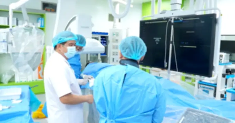 Cấp cứu người cha bị nhồi máu cơ tim khi đưa con đi chữa bệnh tại Ninh Bình