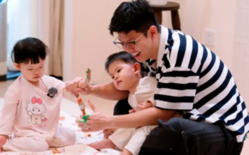 Cặp song sinh của BTV Mạnh Cường - Hương Giang gây cười với màn tấu hài