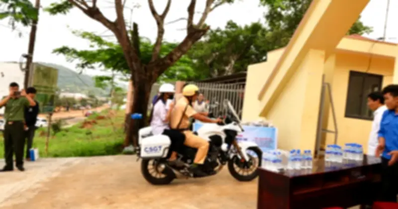 CSGT Lâm Đồng hỗ trợ thí sinh quên giấy tờ kịp dự thi tốt nghiệp THPT