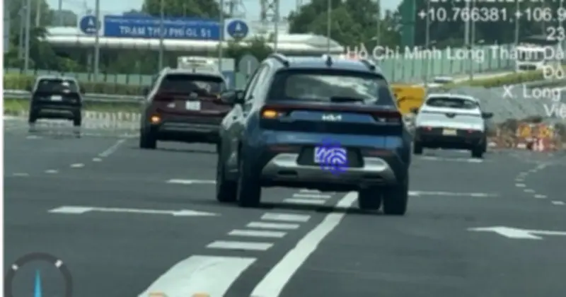 CSGT mật phục xử lý tài xế ra vào cao tốc sai quy định, phạt 5 triệu đồng