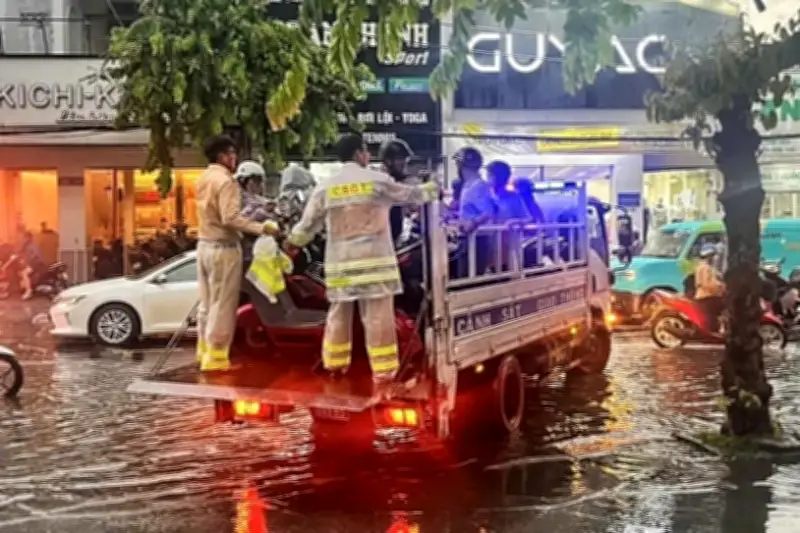 CSGT TPHCM dùng xe đặc chủng đưa người dân qua điểm ngập sâu
