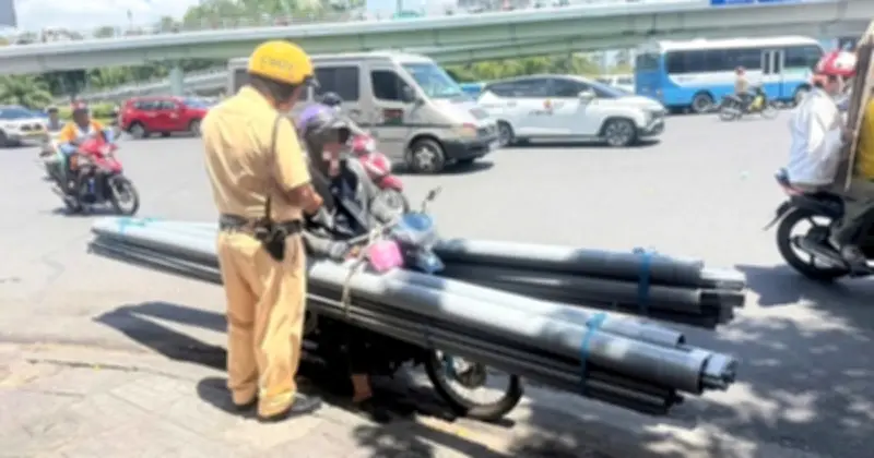 CSGT TP.HCM xử lý xe chở sắt thép cồng kềnh gây mất an toàn