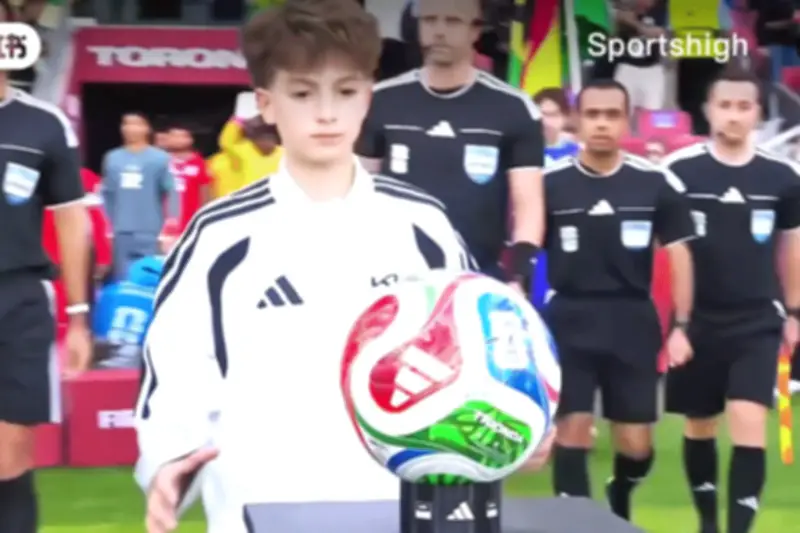 Cậu bé 13 tuổi gây sốt World Cup với cái nháy mắt 'đốn tim' triệu người