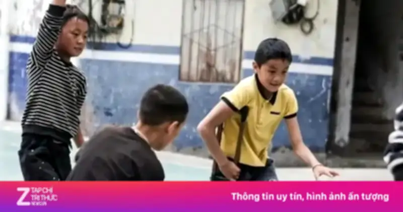 Cậu bé cụt một chân nổi tiếng nhờ tài chơi bóng rổ