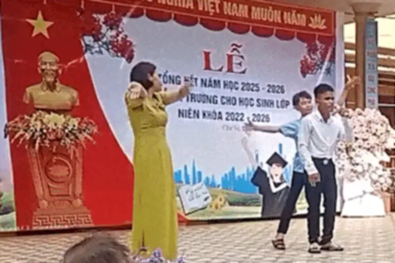 Cậu bé khiếm thị hát giữa lễ tốt nghiệp, phản ứng của học sinh gây xúc động