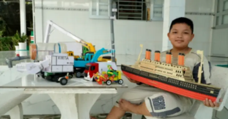 Cậu bé lớp 4 tái chế đồ chơi cũ thành máy gặt đập độc đáo