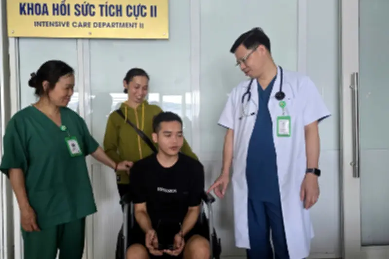 Cựu nam sinh Bách khoa Trần Đình Khang xuất viện sau 3 tháng nguy kịch