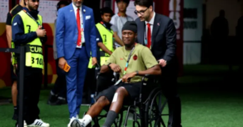 Cầu thủ Canada gặp chấn thương xuất hiện trên xe lăn, FIFA phạt nặng sao Qatar