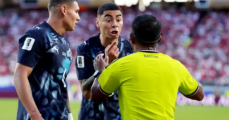 Cầu thủ đầu tiên nhận thẻ đỏ tại World Cup 2026 vì che miệng