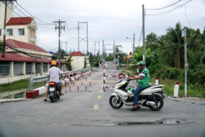 Cầu Tân Nhựt bị phong tỏa: Người dân phải đi vòng 8km mỗi lượt