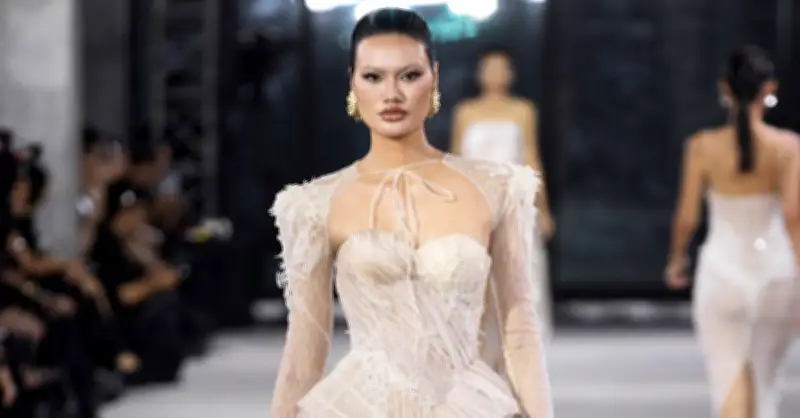 Cựu VĐV bóng chuyền Phạm Thị Minh Huệ tỏa sáng trên sàn catwalk
