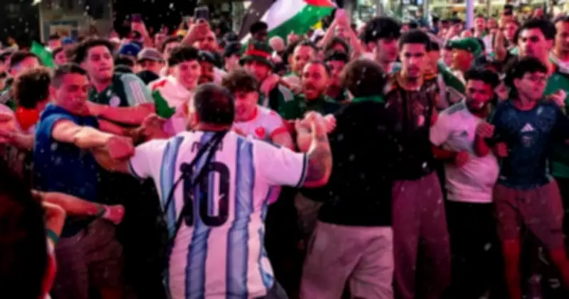 CĐV Argentina và Algeria ẩu đả, Messi đối đầu con trai Zidane