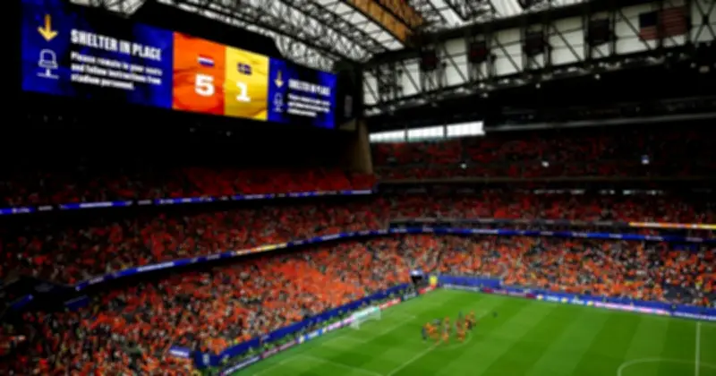 CĐV Hà Lan-Thụy Điển bị giữ lại sân do sét đánh ở World Cup 2026
