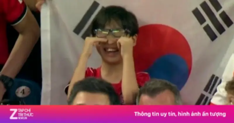 CĐV nhí Hàn Quốc bật khóc sau thất bại 0-1 trước Nam Phi tại World Cup