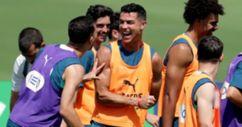 Dalot bảo vệ Ronaldo, gay gắt nói kẻ muốn Bồ Đào Nha thua