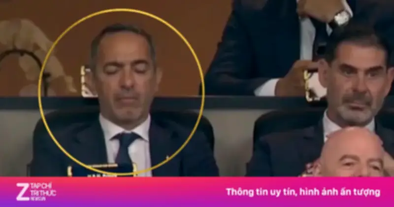 Danh thủ Pháp Djorkaeff ngủ gục trên khán đài World Cup 2026