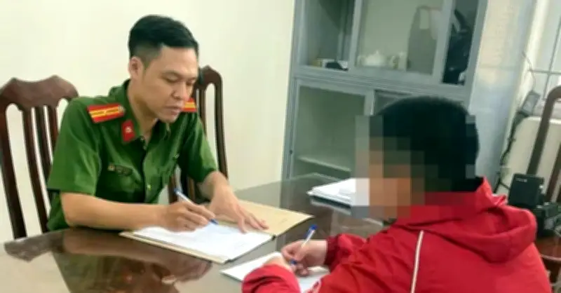 Danh tính nữ shipper kéo tóc hành hung khách hàng ở Hà Nội