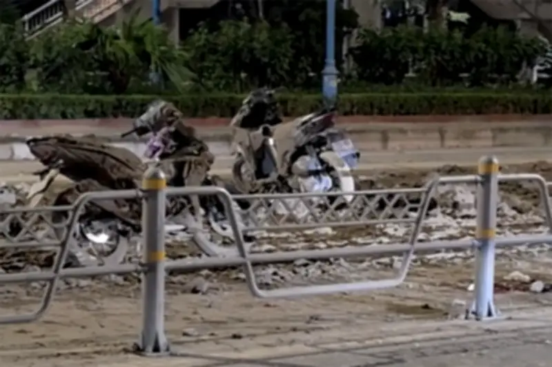 Danh tính tài xế làm rơi bùn đất dài 100m trên đường ở Hà Nội khiến 2 người ngã