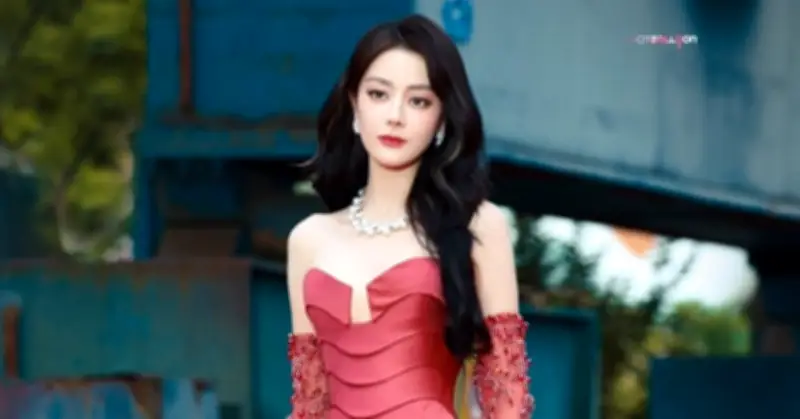 Diễn viên Địch Lệ Nhiệt Ba vai Trần Quyền rũ bỏ hình tượng đẹp tựa nữ thần trên thảm đỏ
