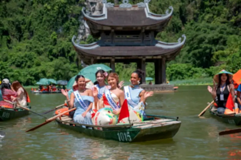 Dàn thí sinh Miss Multicultural World 2026 thích thú khám phá di sản Tràng An