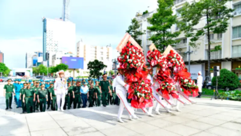 Dâng hoa tưởng niệm Chủ tịch Hồ Chí Minh trước hội thảo khoa học cấp Bộ Quốc phòng