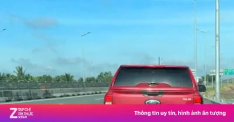Dừng xe trên cao tốc đi vệ sinh, tài xế bị phạt 14 triệu đồng
