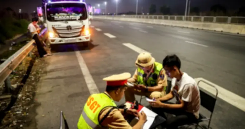 Dừng xe trên cao tốc sai quy định: Phạt nặng nhưng nhiều người vẫn vi phạm