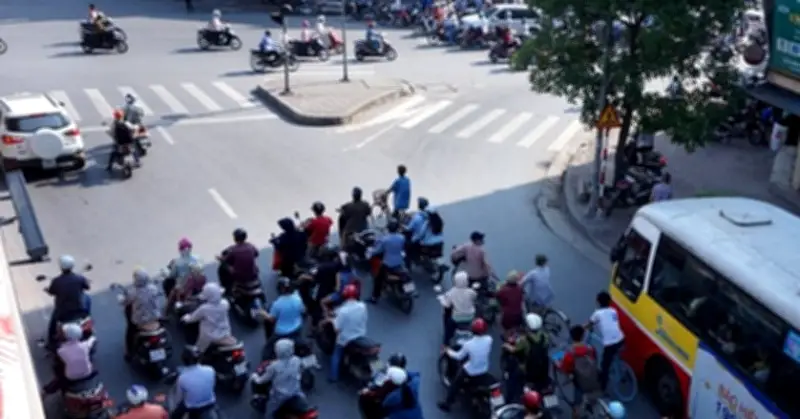 Dừng xe tránh nắng chờ đèn đỏ có thể bị phạt tới 6 triệu đồng