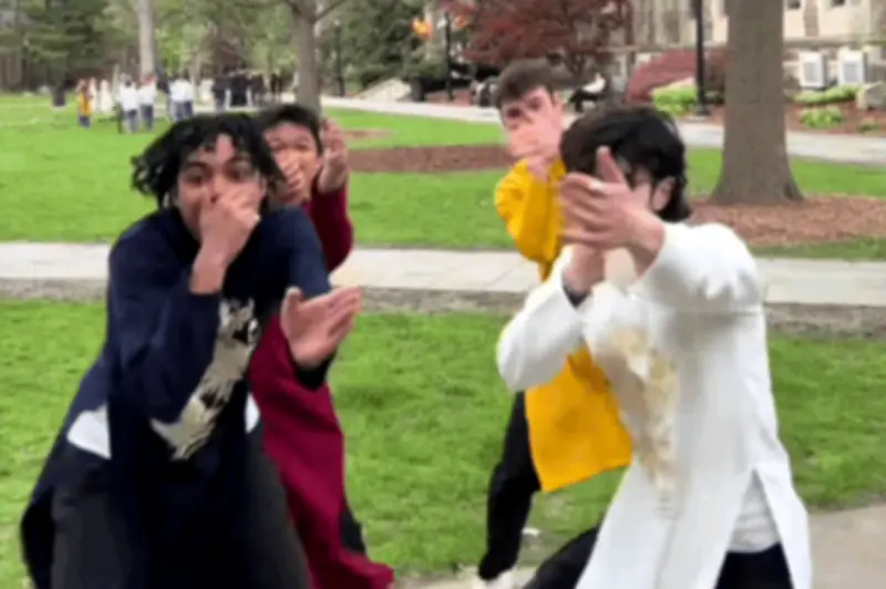 Du học sinh Việt cùng bạn Mỹ nhảy trend TikTok gây bão mạng