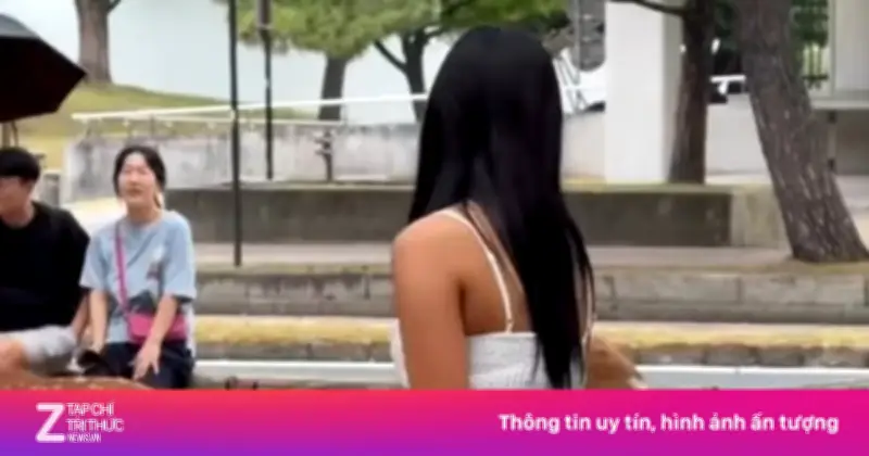 Du khách mặc váy ngắn cười hươu Nara ở Nhật Bản