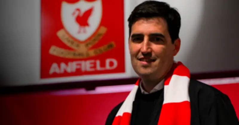 Dấu ấn Iraola: Liverpool bổ nhiệm HLV mới, ký hợp đồng đến 2028