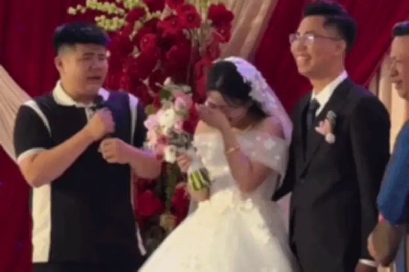 Em trai khóc nấc, chúc chị gái 'sống lâu trăm tuổi' trong đám cưới