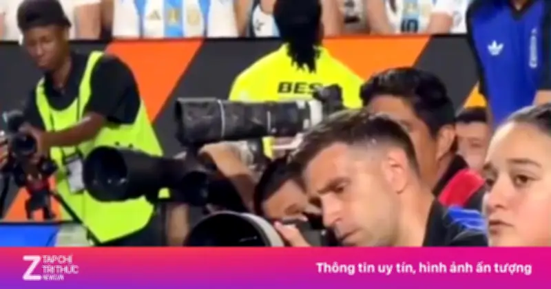 Emiliano Martinez 'tác nghiệp' bên đường biên, gây sốt mạng xã hội