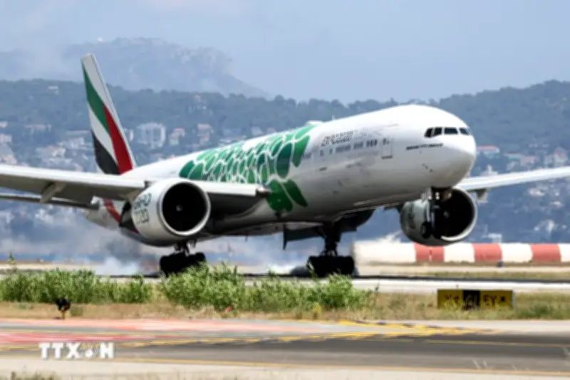Emirates cắt giảm gần nửa triệu ghế bay trong tháng sau