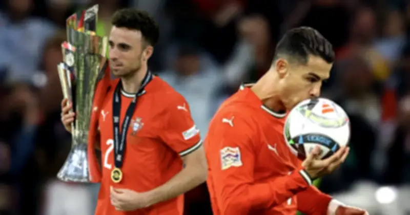 Fan Ronaldo 'cầu cứu' sao quá cố Jota: Hãy chuyền cho CR7