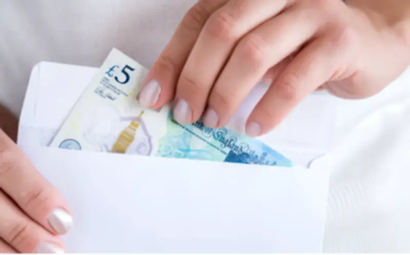 Gen Z rộ mốt 'Cash Stuffing': Nhét tiền vào phong bì để quản lý chi tiêu