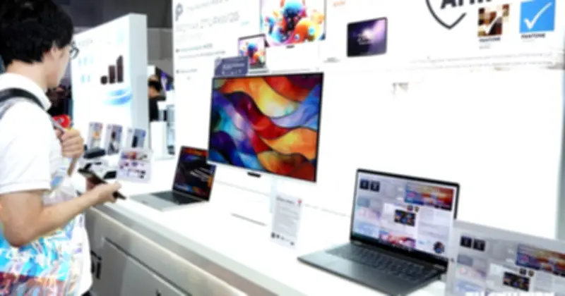 Giá laptop tăng vọt nhưng nhu cầu mùa tựu trường không giảm nhờ AI