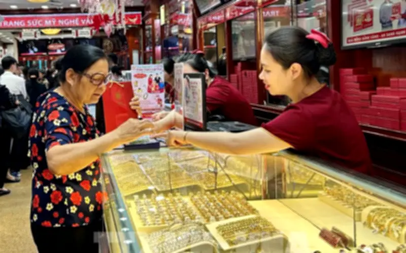 Giá vàng bạc lao dốc vì đồng USD mạnh và kỳ vọng Fed giữ lãi suất cao