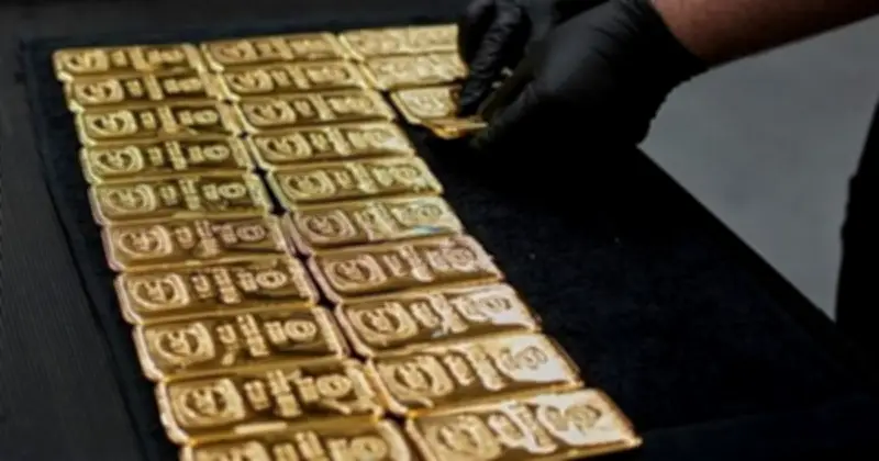 Giá vàng mất mốc 4.500 USD/oz, quỹ lớn nhất thế giới bán hàng tạ vàng