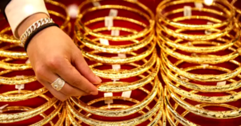 Giá vàng thế giới giảm mạnh nhưng vàng trong nước vẫn neo ở mức cao