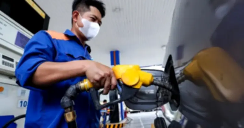 Giá xăng dầu đồng loạt giảm, xăng E10 tiếp tục rẻ hơn