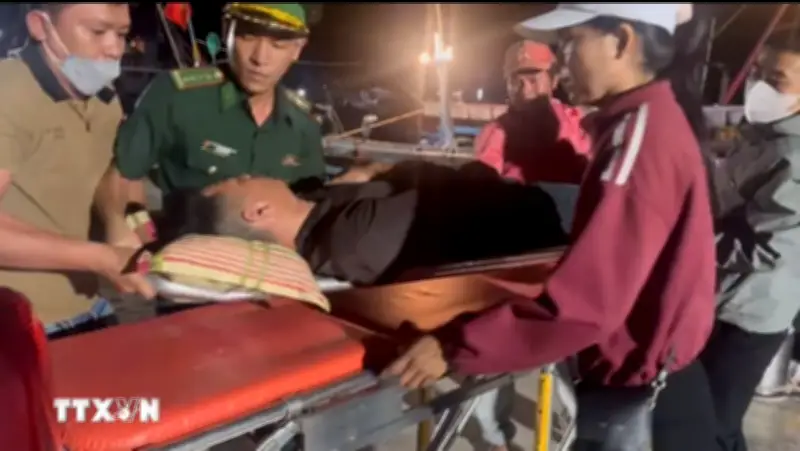 Gia Lai đưa ngư dân gặp sự cố sức khỏe nghiêm trọng vào bờ an toàn