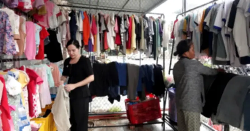Gian hàng quần áo 0 đồng Duy Tân: Tình người ấm áp giữa lòng Cần Thơ