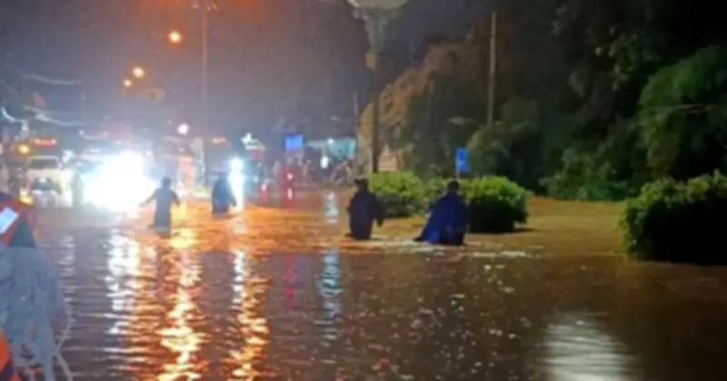Giải cứu thành công 3 người bị nước cuốn trôi sau mưa lớn ở Đồng Nai
