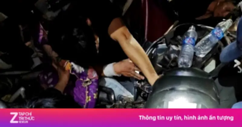 Giải cứu tài xế mắc kẹt trong cabin xe tải vỡ vụn ở Gia Lai