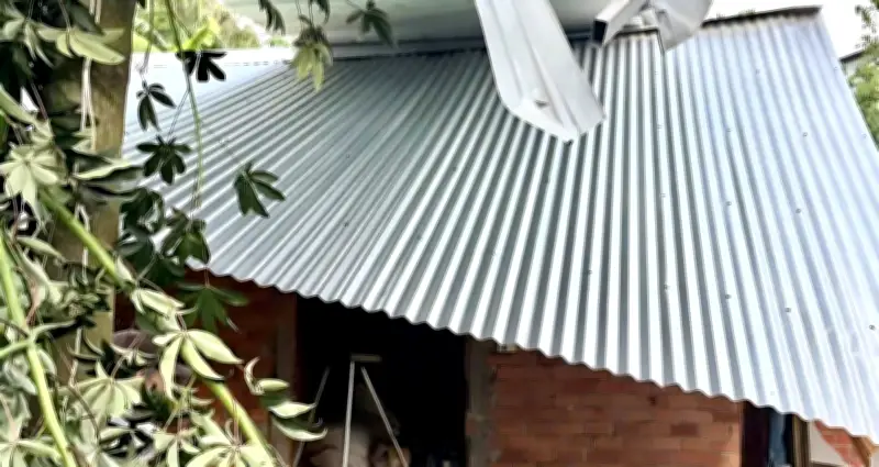 Giàn lốc làm sập gian bếp, 3 mẹ con chạy thoát trong gang tấc ở TPHCM