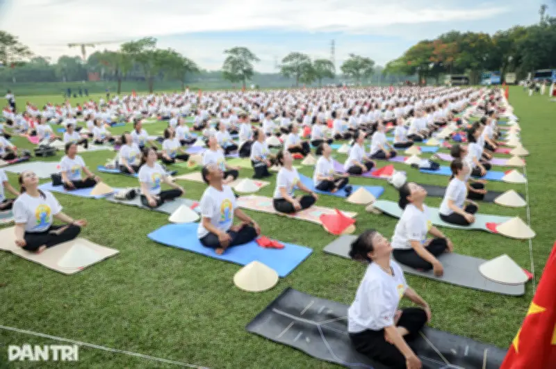 Gần 2000 người đồng diễn chào mừng Ngày Quốc tế Yoga 2026 tại Hà Nội