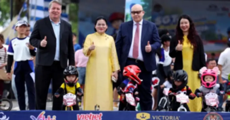 Gần 300 vận động viên nhí tranh tài tại giải đua xe thăng bằng Victoria School