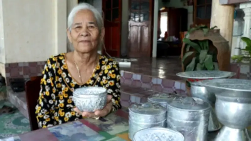 Gần nửa thế kỷ giữ nghề chạm bạc truyền thống của đồng bào Chăm